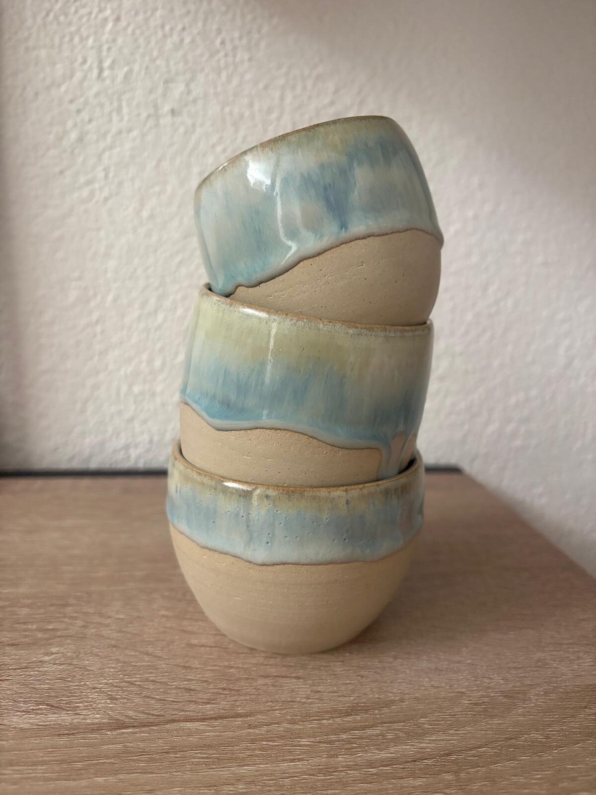 Gestapelte Becher mit blauer Glasur