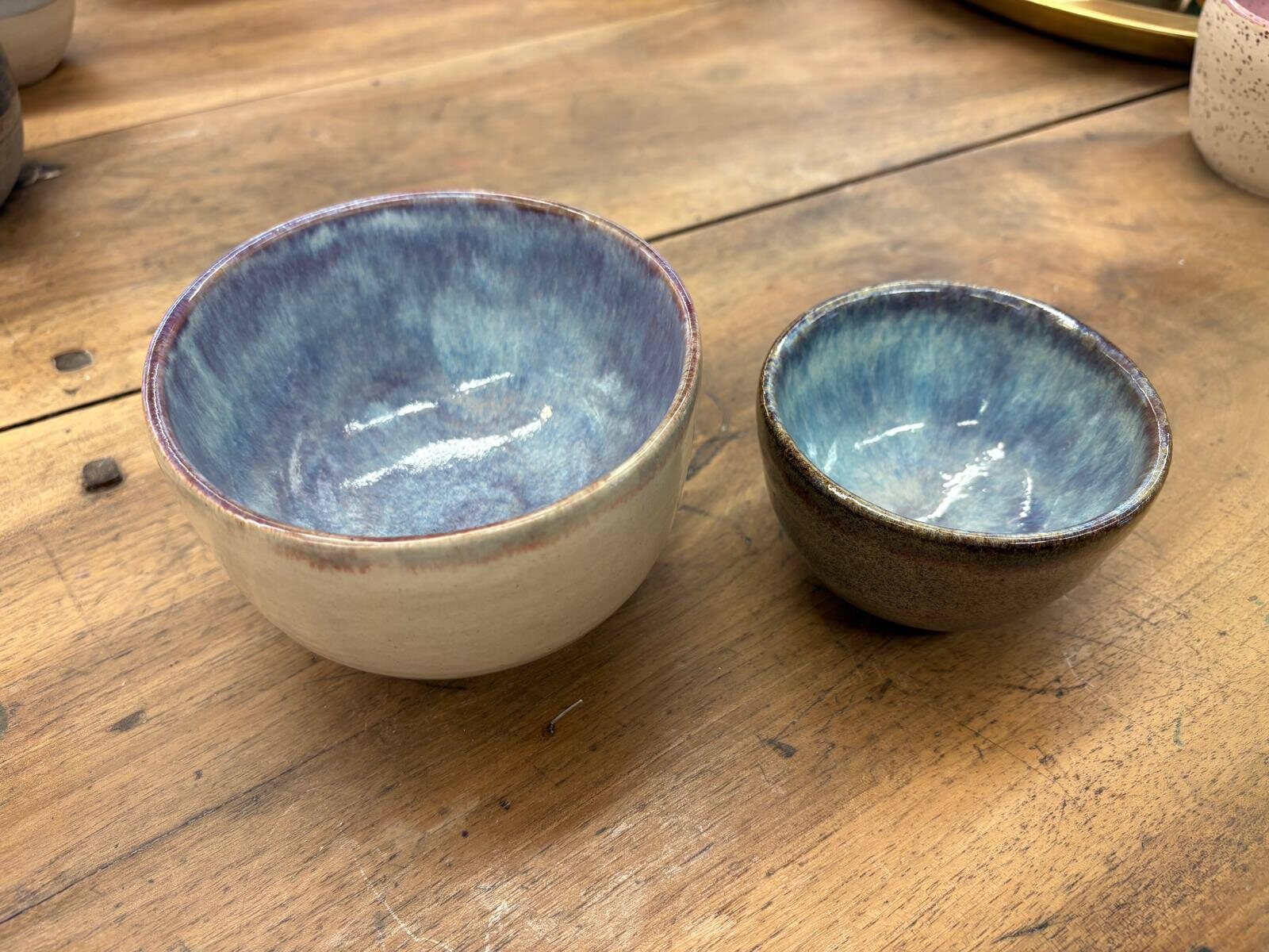 Zwei blau glasierte Schalen auf Holz